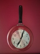 Zegar wiszący metalowa czerwona patelnia