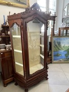 Witryna ciemna rzeźbiona 