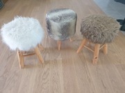 Drewniane stołki z futerkiem