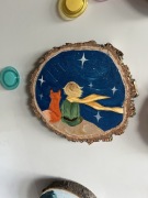 Ręcznie malowany plaster drewna inspirowany „Małym Księciem”