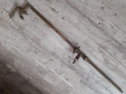 Stary kran mosiężny (prawdopodobnie od piwa) niesprawny