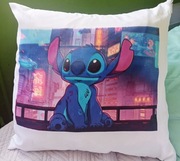 Poduszka 40x40 – Stitch, czyli chaos do przytulania! 