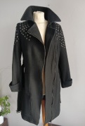 Wełniany płaszcz ON PARLE DE VOUS | Ćwieki | Rockowy styl | 50% Wełna. M/L