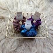 Zestaw aksamitnych gumek w stylu scrunchie