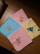 Serwetki chusteczki bawełniane kolorowe z haftem.PRL. Zestaw 8 szt. 