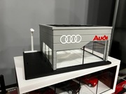 Miniaturowy Salon Audi 1:64 Hot Wheels Majorette