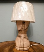 Lampa drewniana stojąca z orzecha włoskiego 