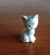 Porcelanowa figurka kota 4 cm – miniaturka, dekoracja, biały kot (B26)