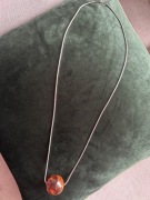 DŁUGI NASZYJNIK Z WISIOREM Z BURSZTYNAMI