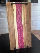 Deska do serwowania z akacji i żywicą RedRiver