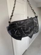 Czarna cekinowa torebka do ręki na łańcuszku na imprezę sylwester 