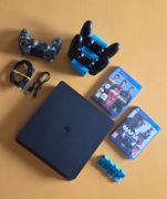 Konsola PS4 plus 3 pady gra Mafia III i F1 22, akcesoria