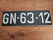 Stara tablica rejestracyjna auta