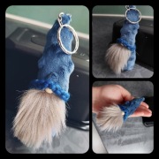 Breloczek do kluczy ze świątecznym Skrzatem.