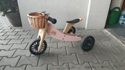Drewniany rowerek trójkołowy Kinderfeets z koszykiem wiklinowym