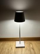 Biała bezprzewodowa biurkowa lampa led