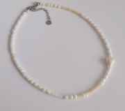 choker beżowo biały z ceramicznym sercem 