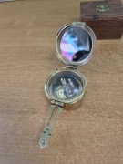 Mosiężny kompas marynarski z tablicą trygonometryczną – Stanley London