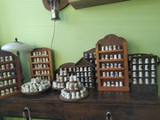 Kolekcja naparstków wraz z gablotami 