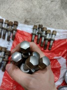 Długie szpilki śruby felg aluminiowych chrom Mercedes E klasa W124 kpl. 20