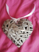 Serce plecione (drewno) na drucianym stelażu