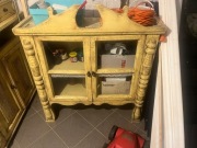 Prawdziwy, piękny, drewniany kredens kuchenny.