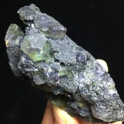 Przeźroczysty fluoryt w szczelinie, ładny połysk 