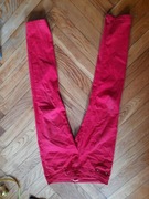 Czerwone spodnie z motylkowymi guzikami