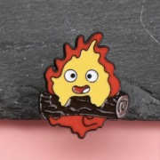 Przypinka emaliowana Calcifer – Ruchomy Zamek Hauru