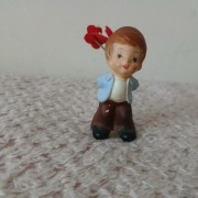 Urocza Figurka Vintage - Chłopiec z Kwiatami (Styl Hummel / Retro)