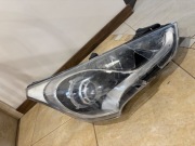 Hyundai Veloster przednia lampa prawa na soczewce Uszkodzona