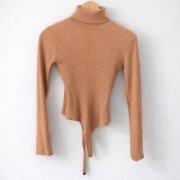 Beżowe body prążkowane z golfem L 40 basic minimalistyczne camel