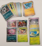 Karty Pokemon Zestaw 50 Kart Common/Uncommon + 1 Karta Holograficzna Gratis