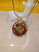 Ręcznie robiony wisiorek z żywicy i drewna – unikatowy naszyjnik handmade