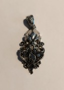 Wisiorek z łańcuszkiem Cthulhu.