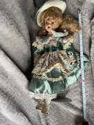 Lalka porcelanowa na stojaku 44 cm