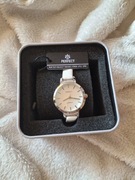 Srebrny zegarek na białym pasku 