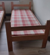 Drewniane łóżko piętrowe.