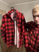 Czerwona koszula w kratę – klasyka stylu i luzu!