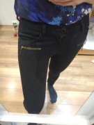 Czarne zwężane spodnie z ozdobnymi zamkami 