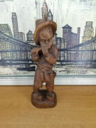 Rzeźba drewniana – chłopiec grający na flecie / figurka ludowa handmade