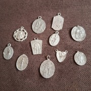 Stare medaliki, szkaplerze.