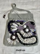 Torebka ręcznie robiona z naszywanymi perłami, granatami, agatami.