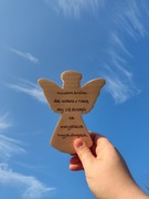 Drewniany aniołek z cytatem z Psalmu 91,11