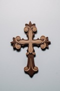Zdobiony krzyż ścienny - ciemny brąz i beż