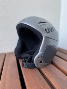 kask narciarski dziecięcy Uvex srebrny