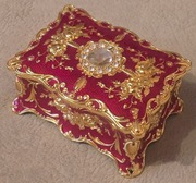 Piękna bogatozdobiona szkatułka metalowa włoska złocona w emalii. Paris