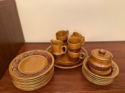 Serwis kawowy z ceramiki PRL brązowo miodowy