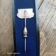 Zabytkowa srebrna przypinka Deutz MWM 25 – Oryginalne opakowanie .