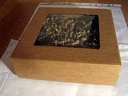 Pudełko ozdobne z okienkiem 19x19x6 cm